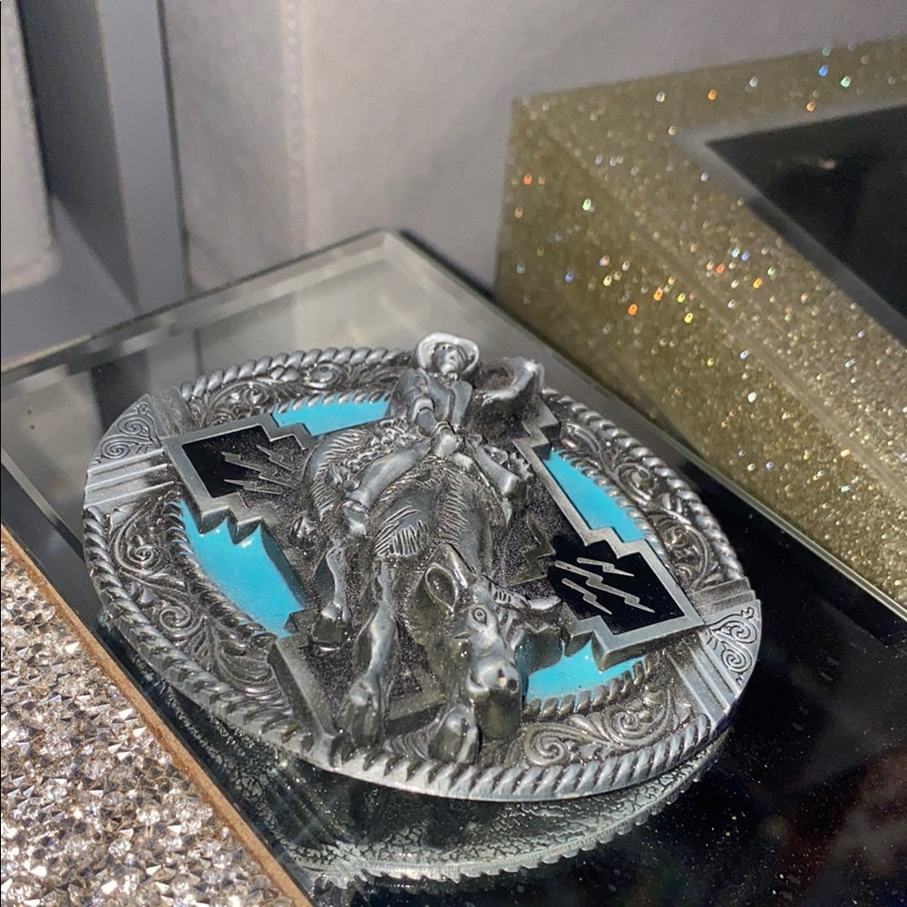 Textured Black Belt Buckle with Western Design